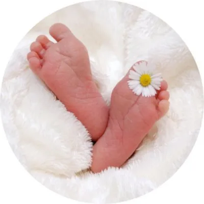 Massage de pieds bébé - réflexologie bébé émotionnelle - Iveta Cardi - périnatalité - Douceur et Bien Naître - Plélan-le-Grand